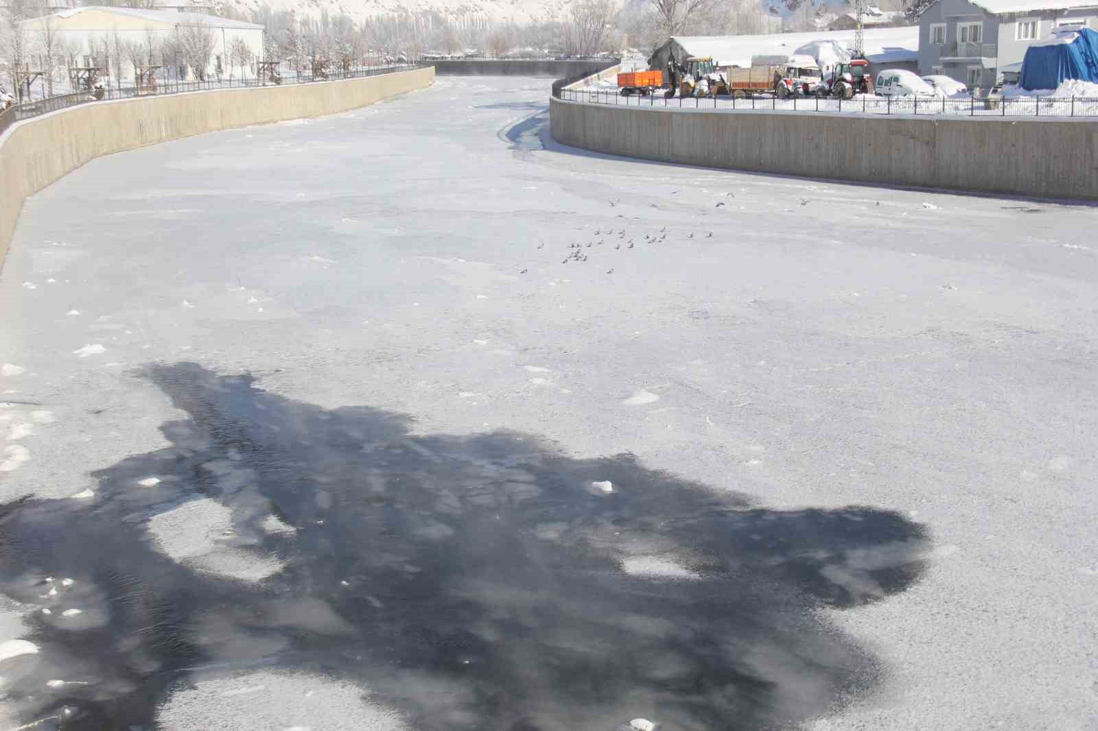 Eski kışlar geri geldi, Kızılırmak’ın yüzeyi kısmen dondu
