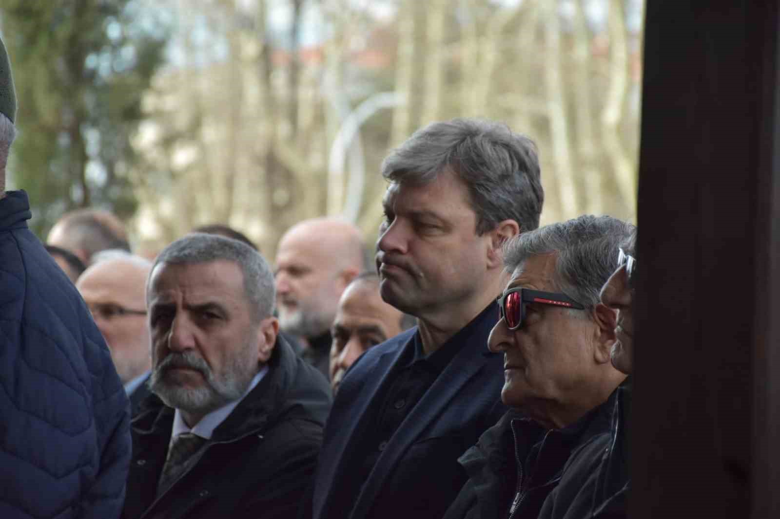 Eski milli futbolcu Tayfur Havutçu’nun vefat eden babası Sakarya’da toprağa verildi
