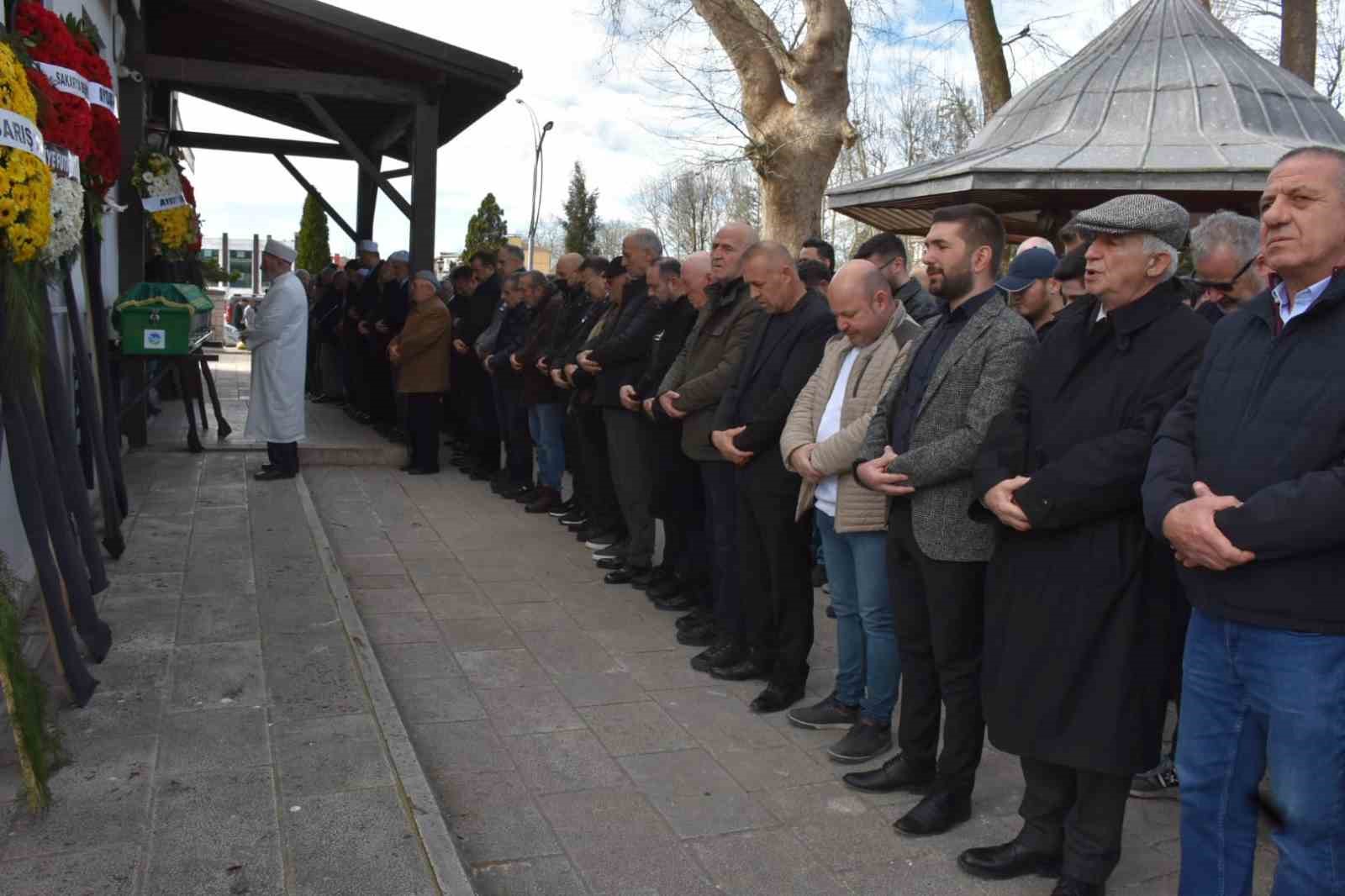 Eski milli futbolcu Tayfur Havutçu’nun vefat eden babası Sakarya’da toprağa verildi
