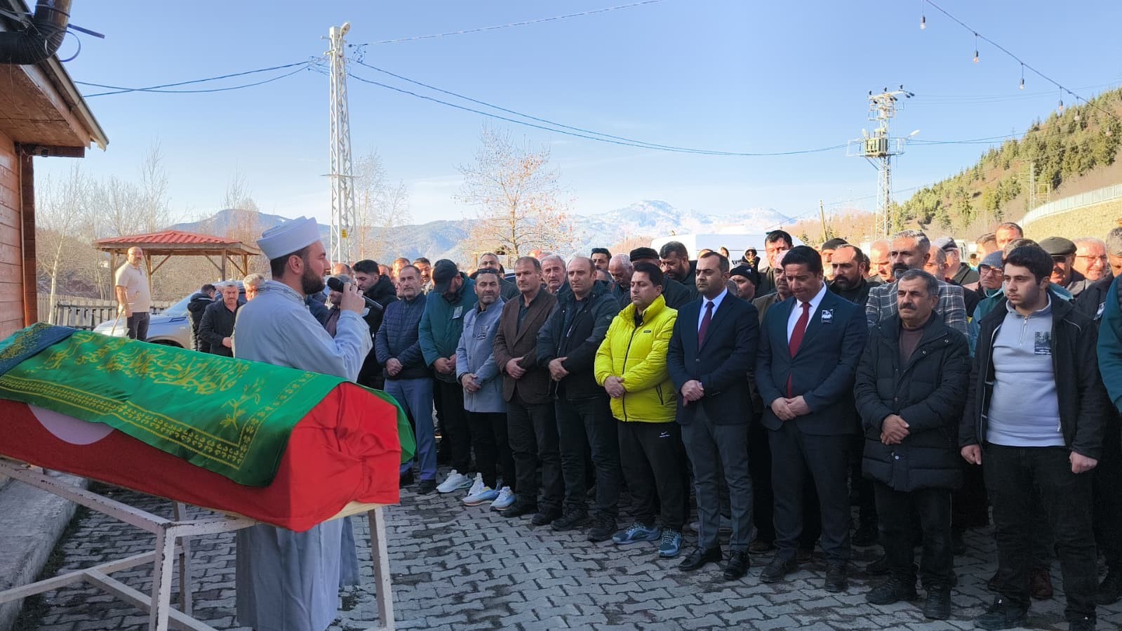 Eski milli kaleci Nurcan Çelik memleketinde son yolculuğuna uğurlandı
