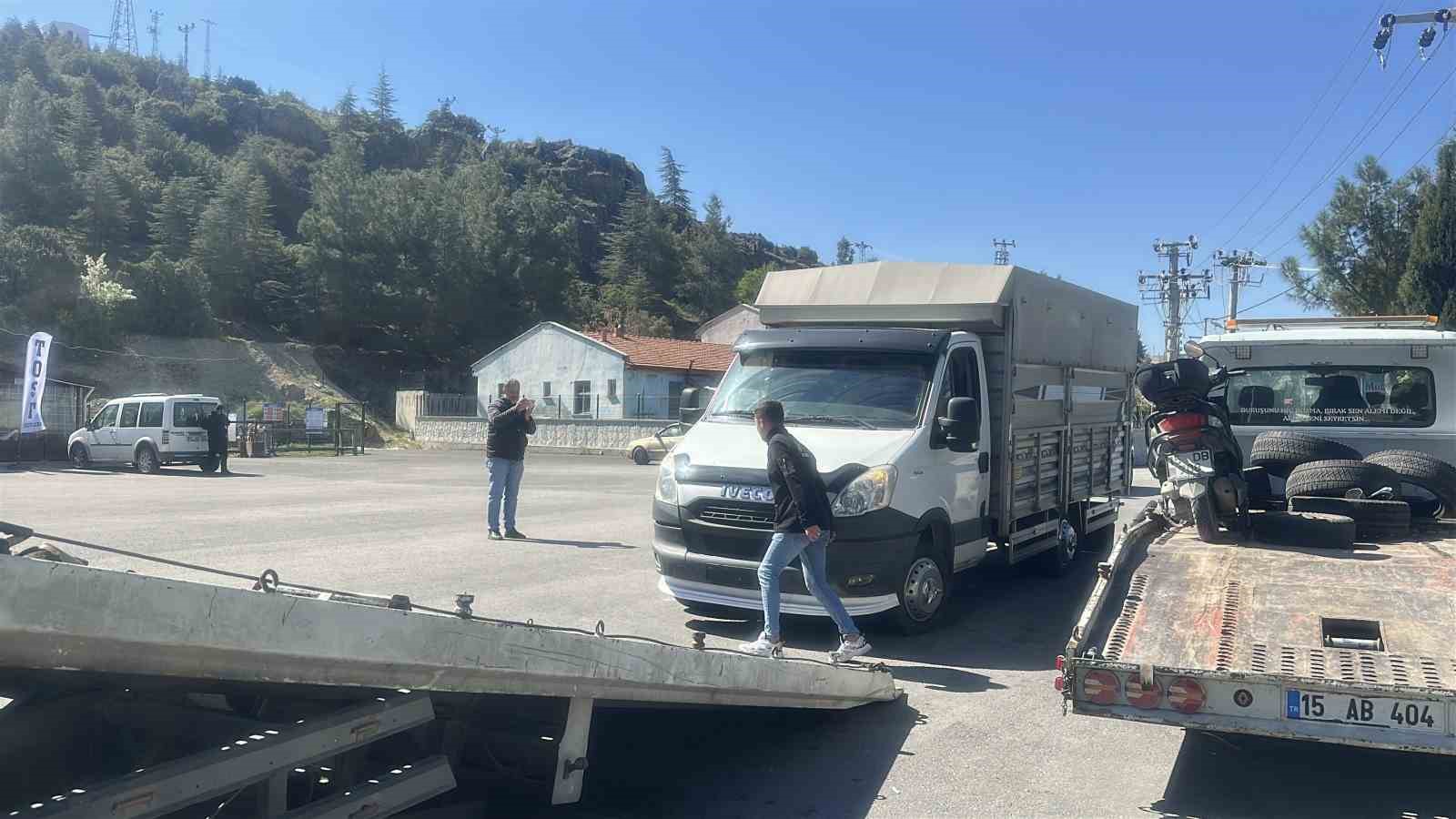 Eski plakasını kamyonetine taktı, 140 bin lira cezadan kaçamadı
