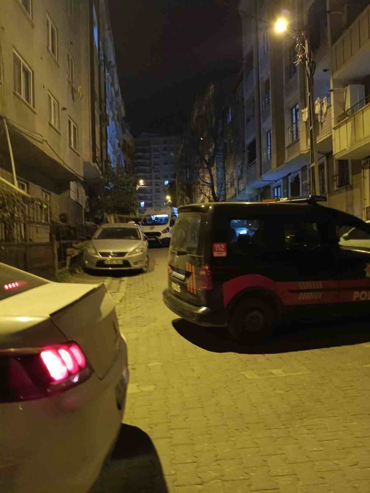 Eski sevgili evini bastı, binayı taşlayarak etrafa ateş etti; o anlar kamerada
