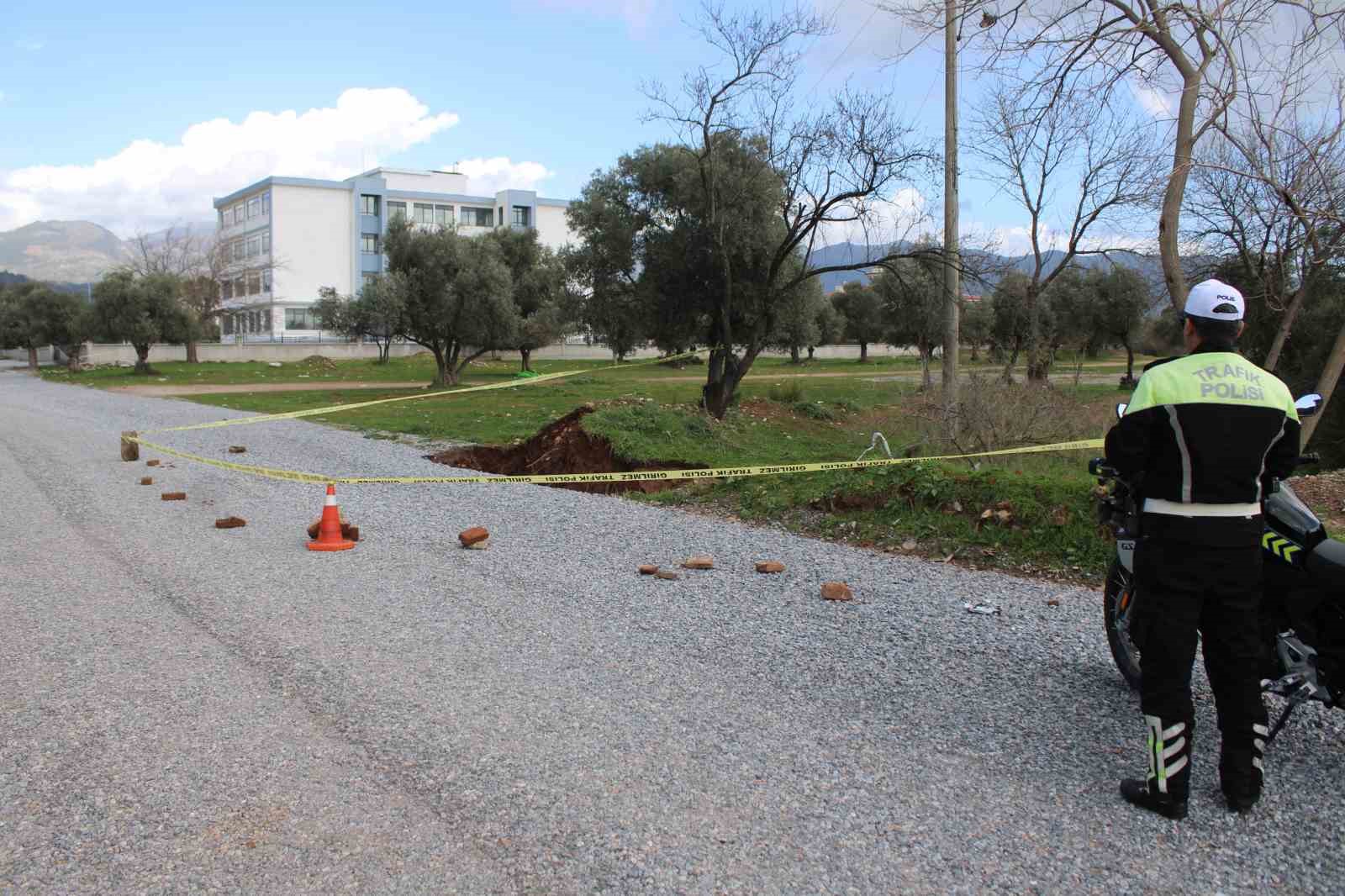 Eski su kuyusunun olduğu yol çöktü obruk oluştu
