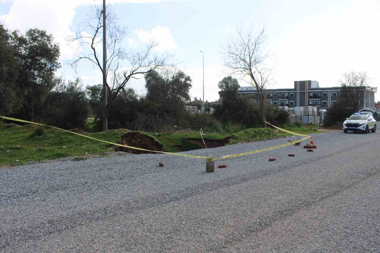 Eski su kuyusunun olduğu yol çöktü obruk oluştu
