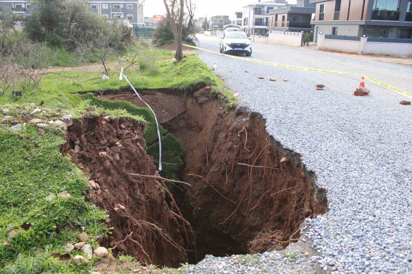 Eski su kuyusunun olduğu yol çöktü obruk oluştu
