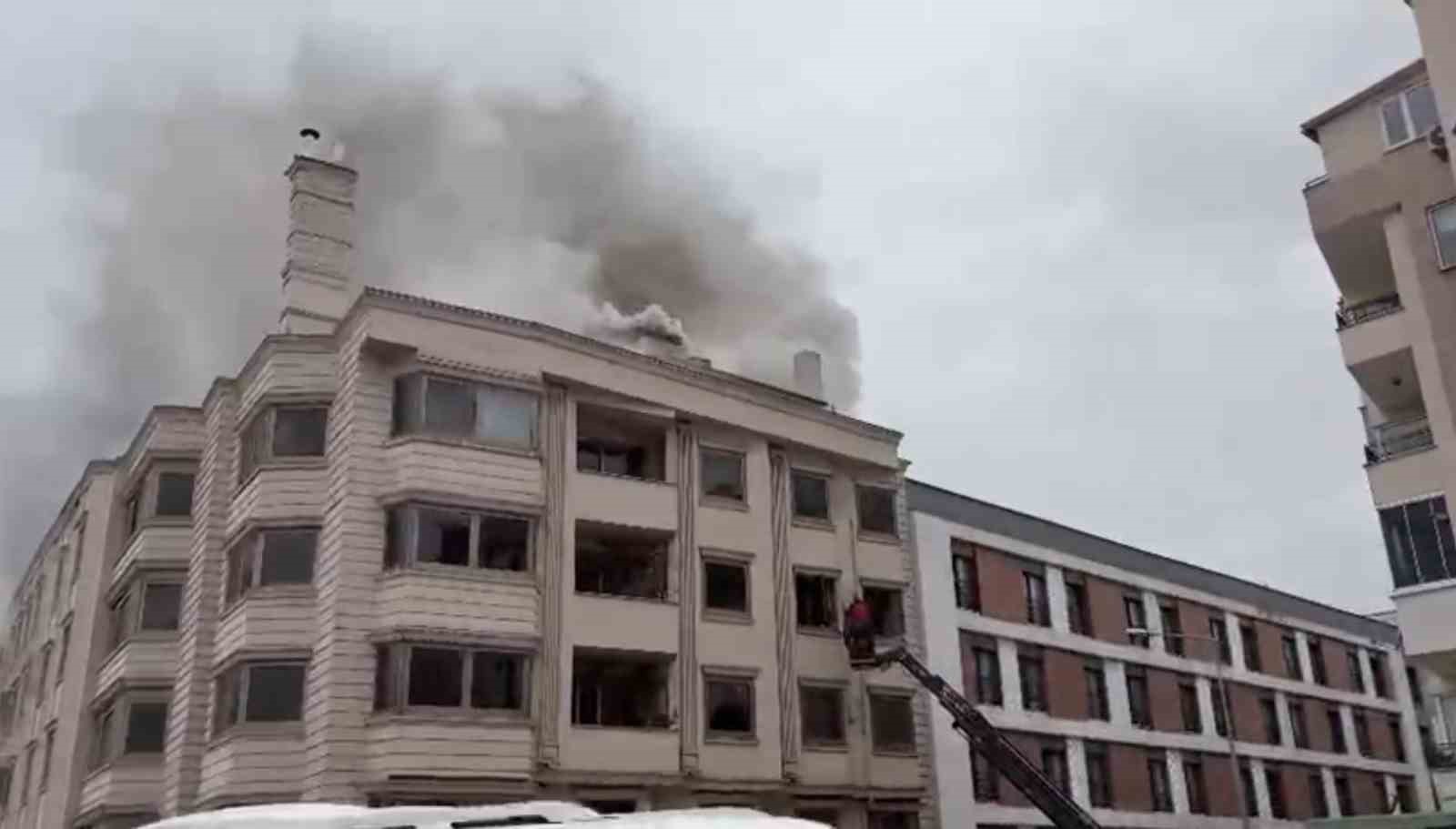 Eskiden otel olarak kullanılan binada çıkan yangın korkuttu
