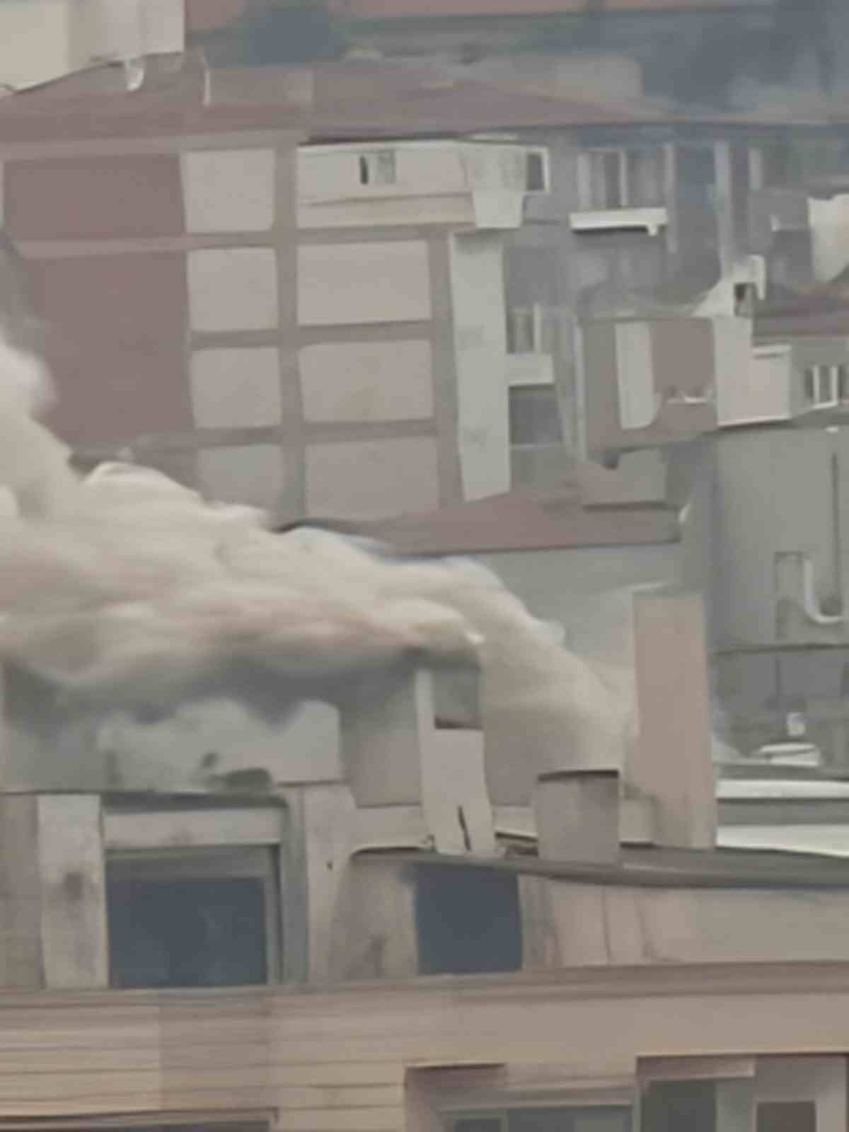 Eskiden otel olarak kullanılan binada çıkan yangın korkuttu
