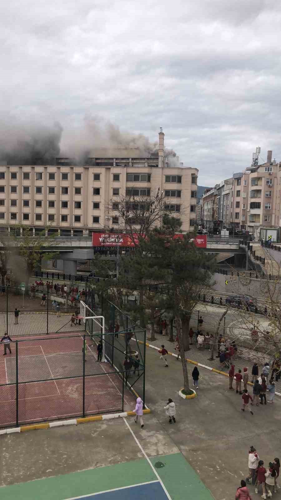 Eskiden otel olarak kullanılan binada çıkan yangın korkuttu
