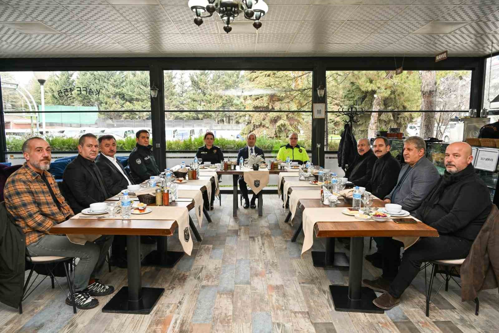 Eskişehir Emniyet Müdürü Tolga Yılmaz emekli personelle bir araya geldi
