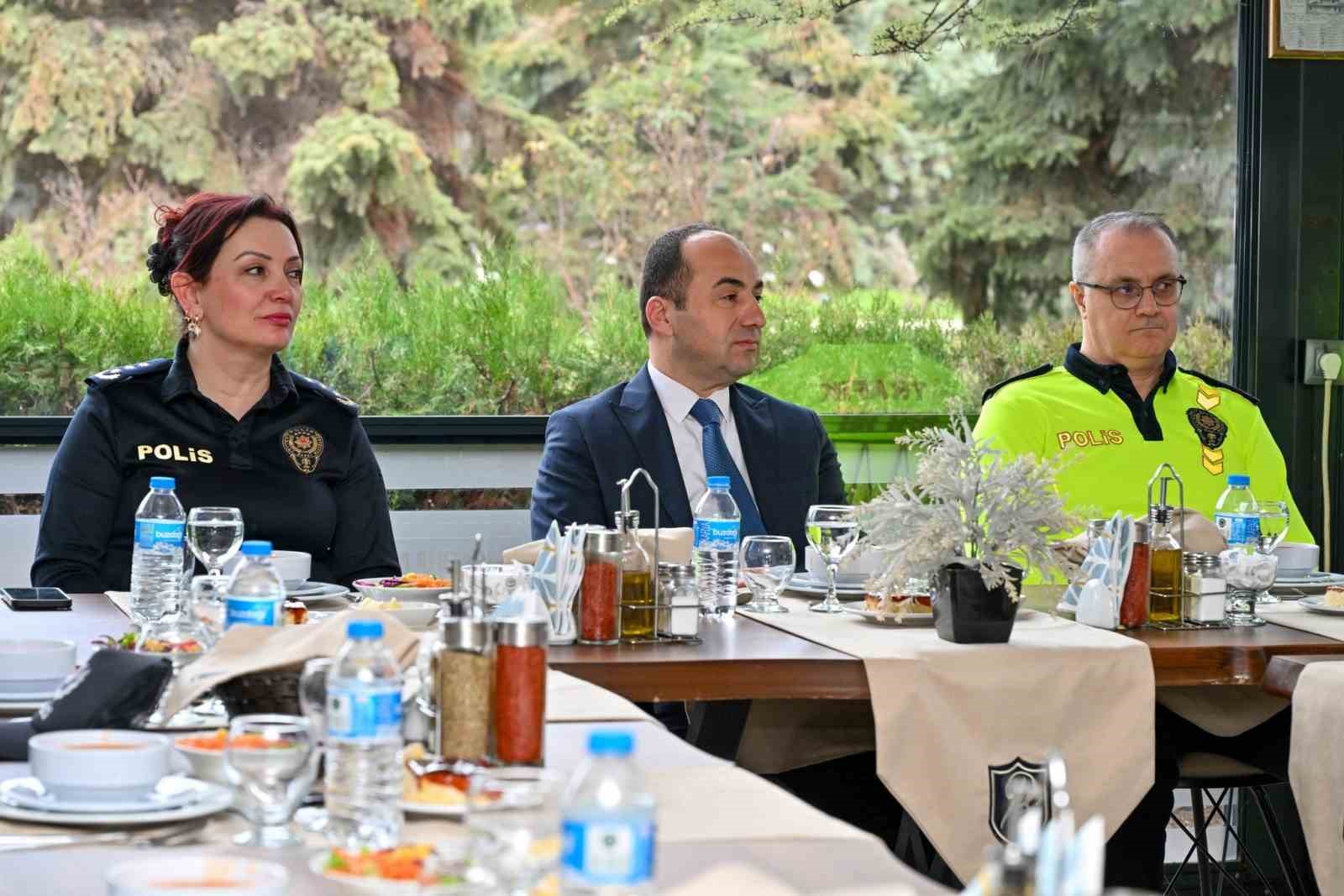 Eskişehir Emniyet Müdürü Tolga Yılmaz emekli personelle bir araya geldi
