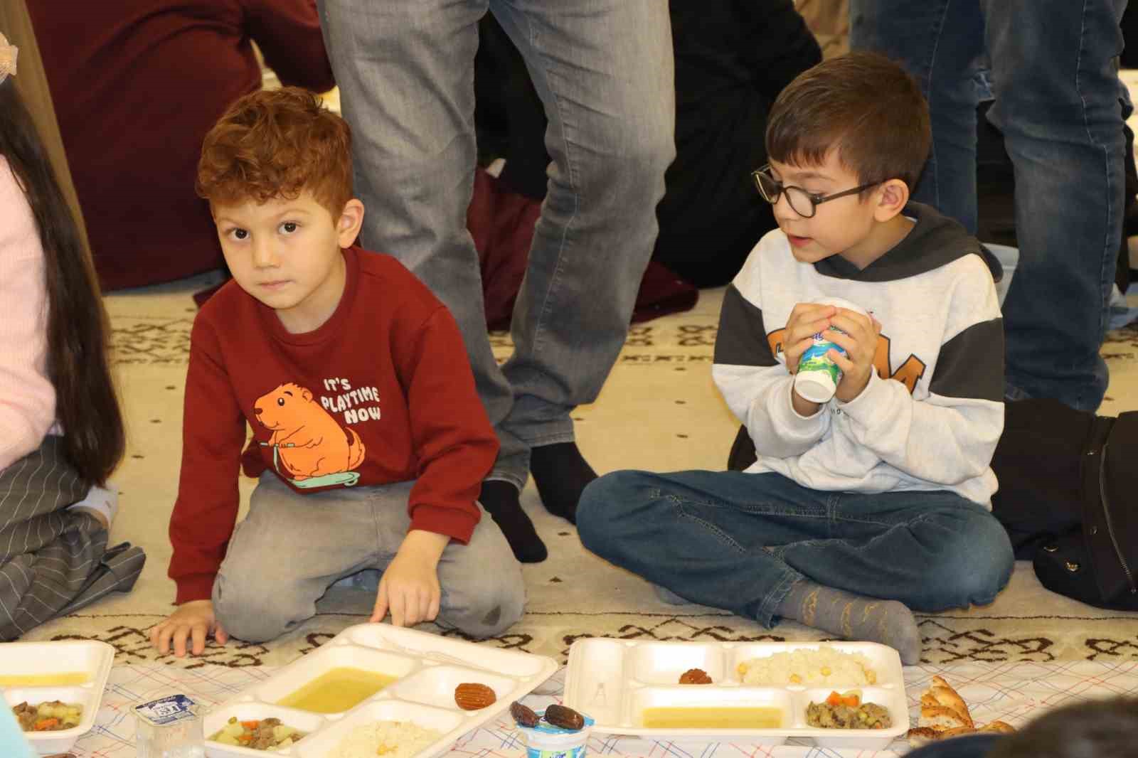 Eskişehir Fatih Sultan Mehmet İmam Hatip Ortaokulu’nda iftar sevinci
