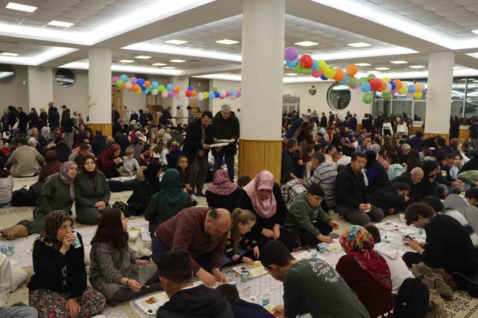 Eskişehir Fatih Sultan Mehmet İmam Hatip Ortaokulu’nda iftar sevinci
