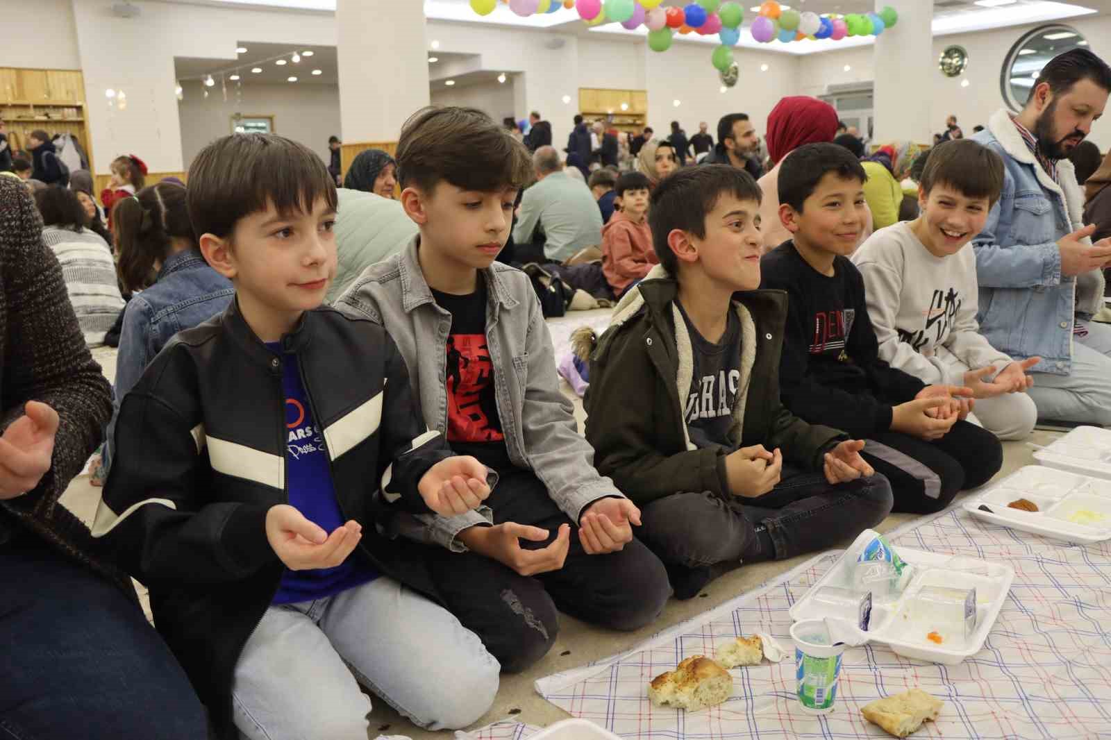 Eskişehir Fatih Sultan Mehmet İmam Hatip Ortaokulu’nda iftar sevinci
