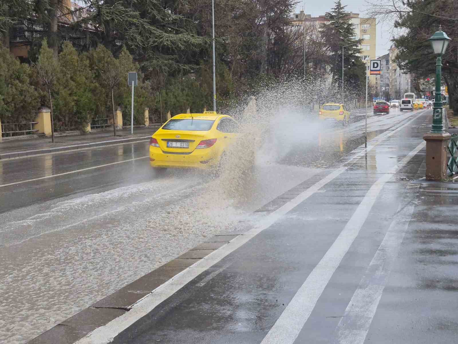 Eskişehir güne yağmurla başladı
