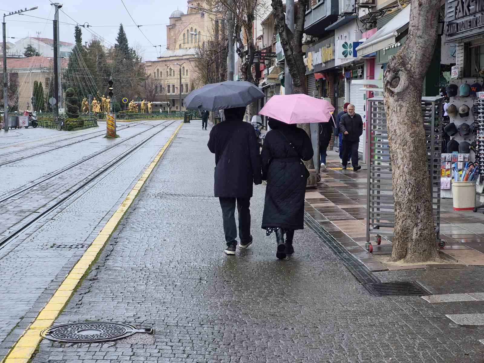 Eskişehir güne yağmurla başladı
