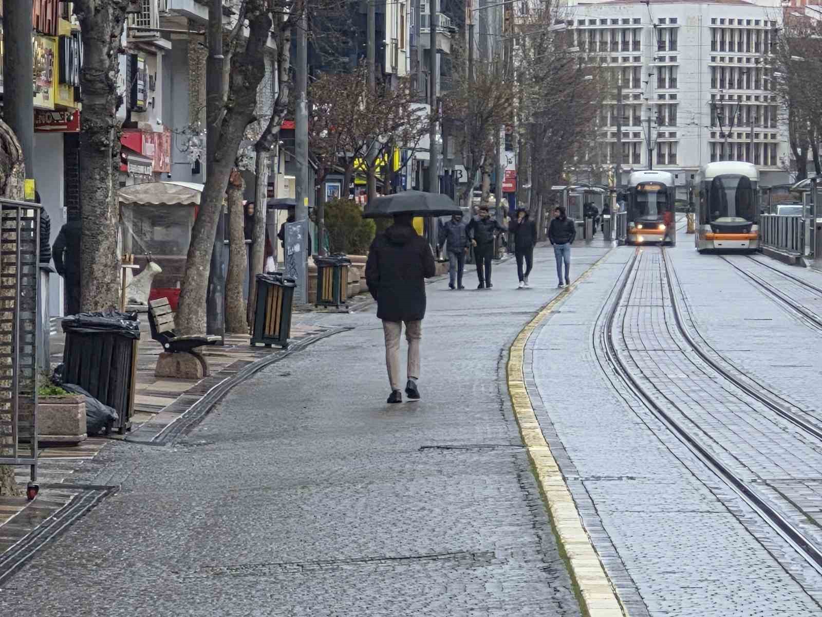 Eskişehir güne yağmurla başladı
