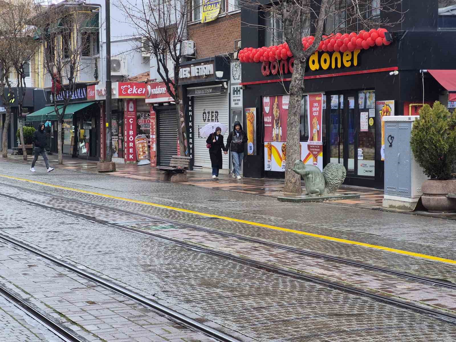 Eskişehir güne yağmurla başladı
