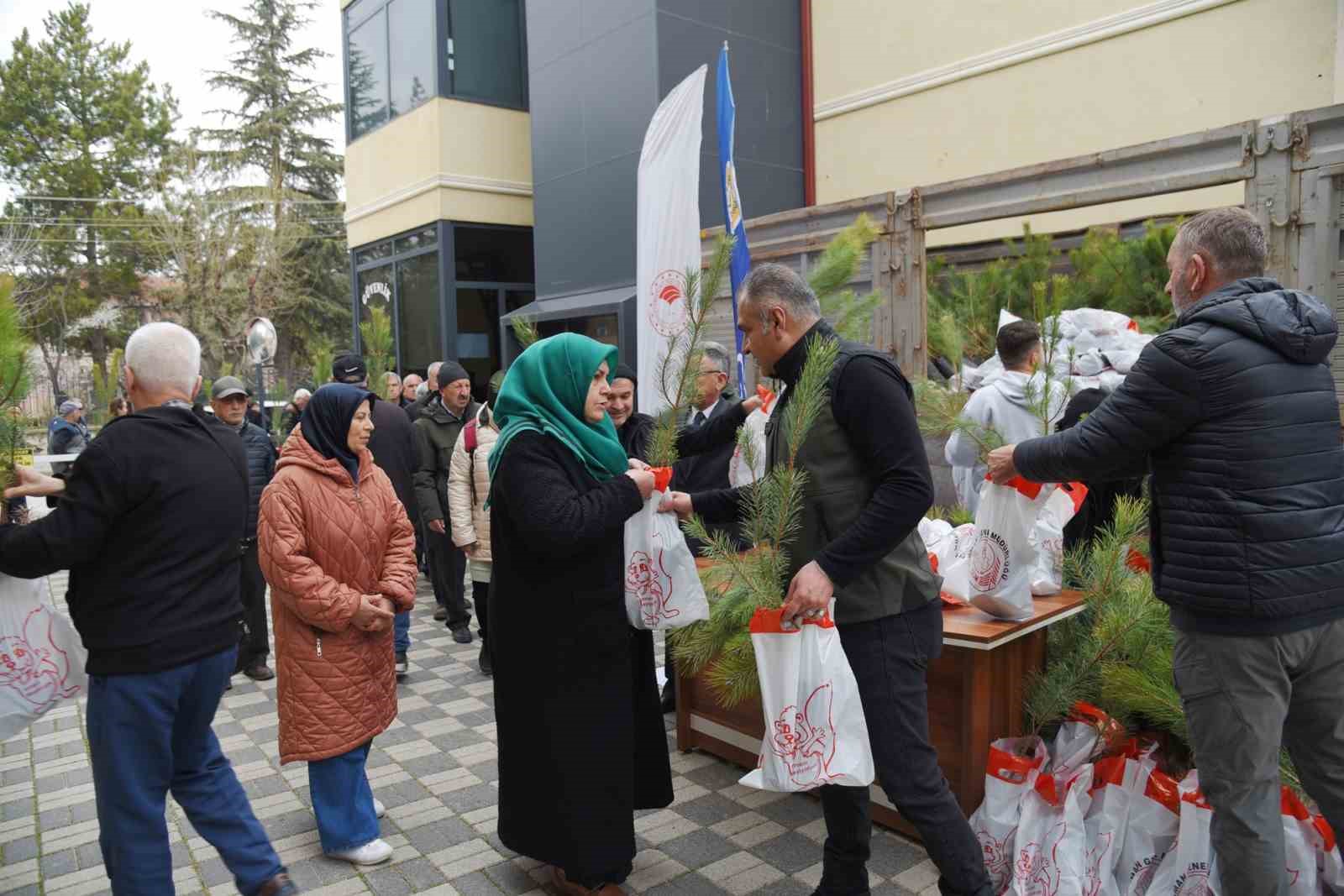 Eskişehir Orman Bölge Müdürlüğü’nden fidan dağıtımı
