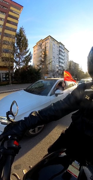 Eskişehir sokaklarında İspanya ve Türk bayrakları ile dolaşan sürücü
