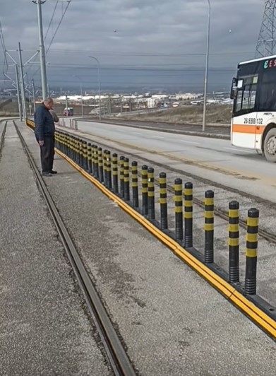 Eskişehir’de 3 kişinin öldüğü kazanın olduğu caddede tedbir alındı
