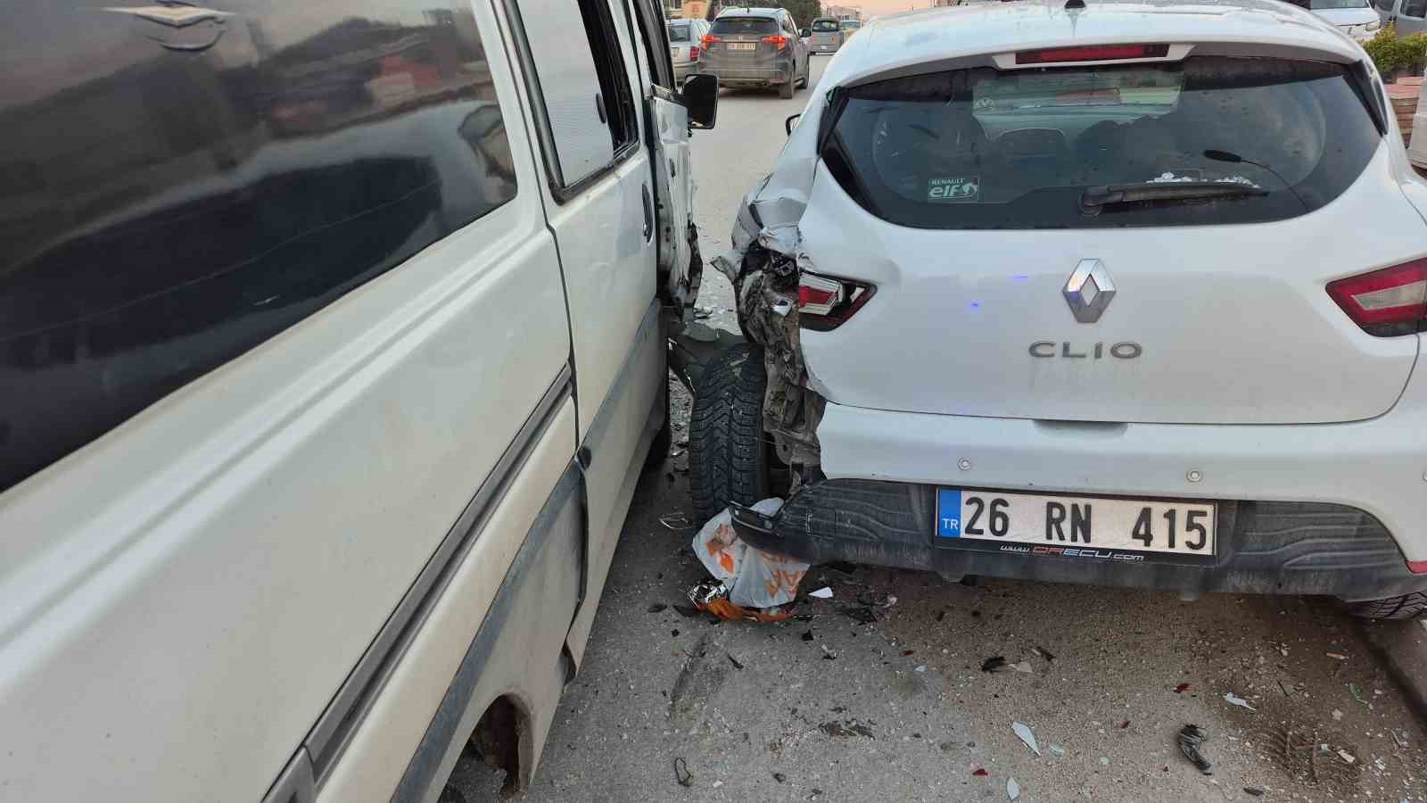 Eskişehir’de 4 aracın karıştığı trafik kazasında 3 kişi yaralandı
