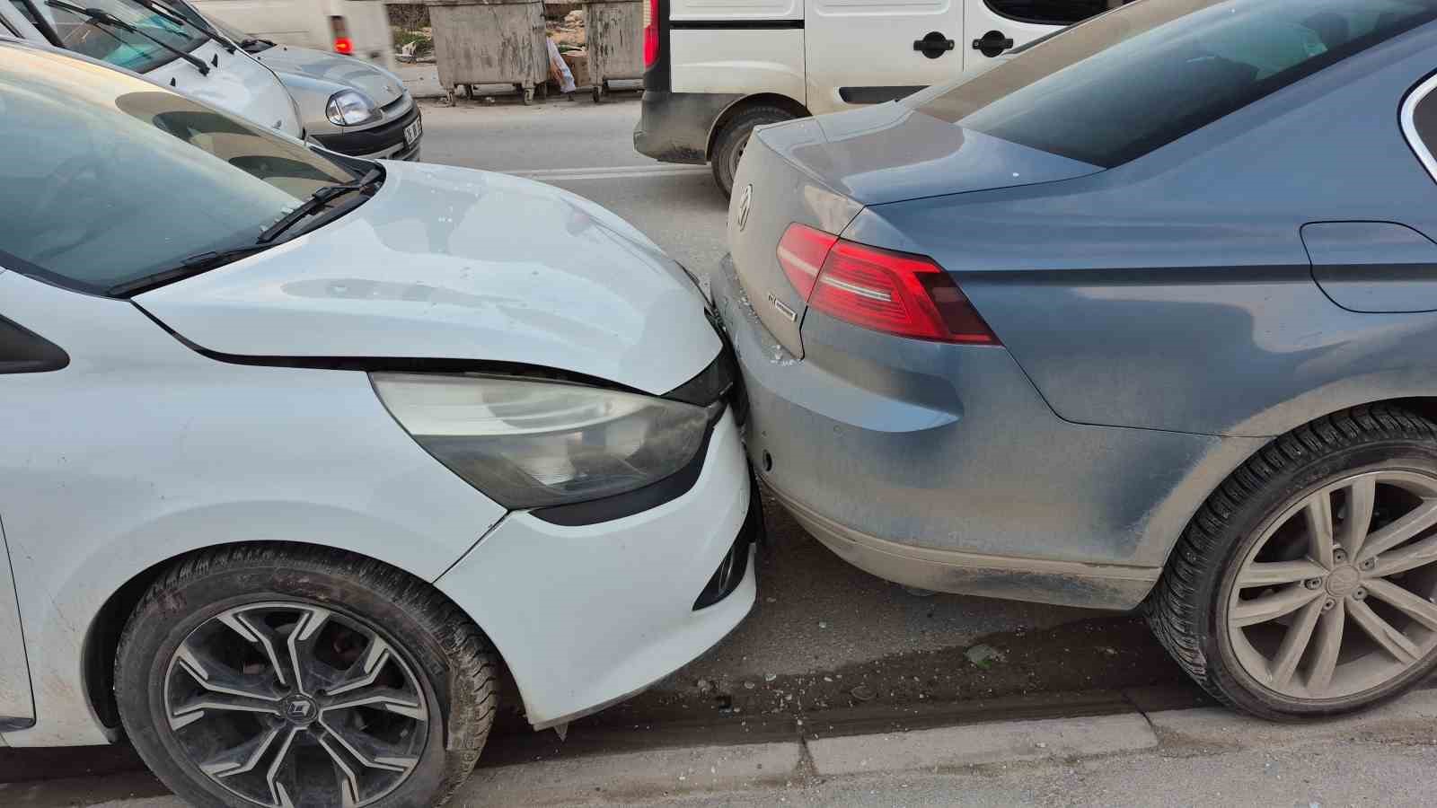 Eskişehir’de 4 aracın karıştığı trafik kazasında 3 kişi yaralandı
