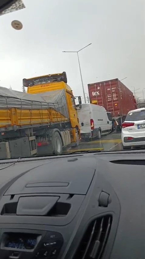 Eskişehir’de 4 aracın karıştığı zincirleme kazada 1 kişi yaralandı
