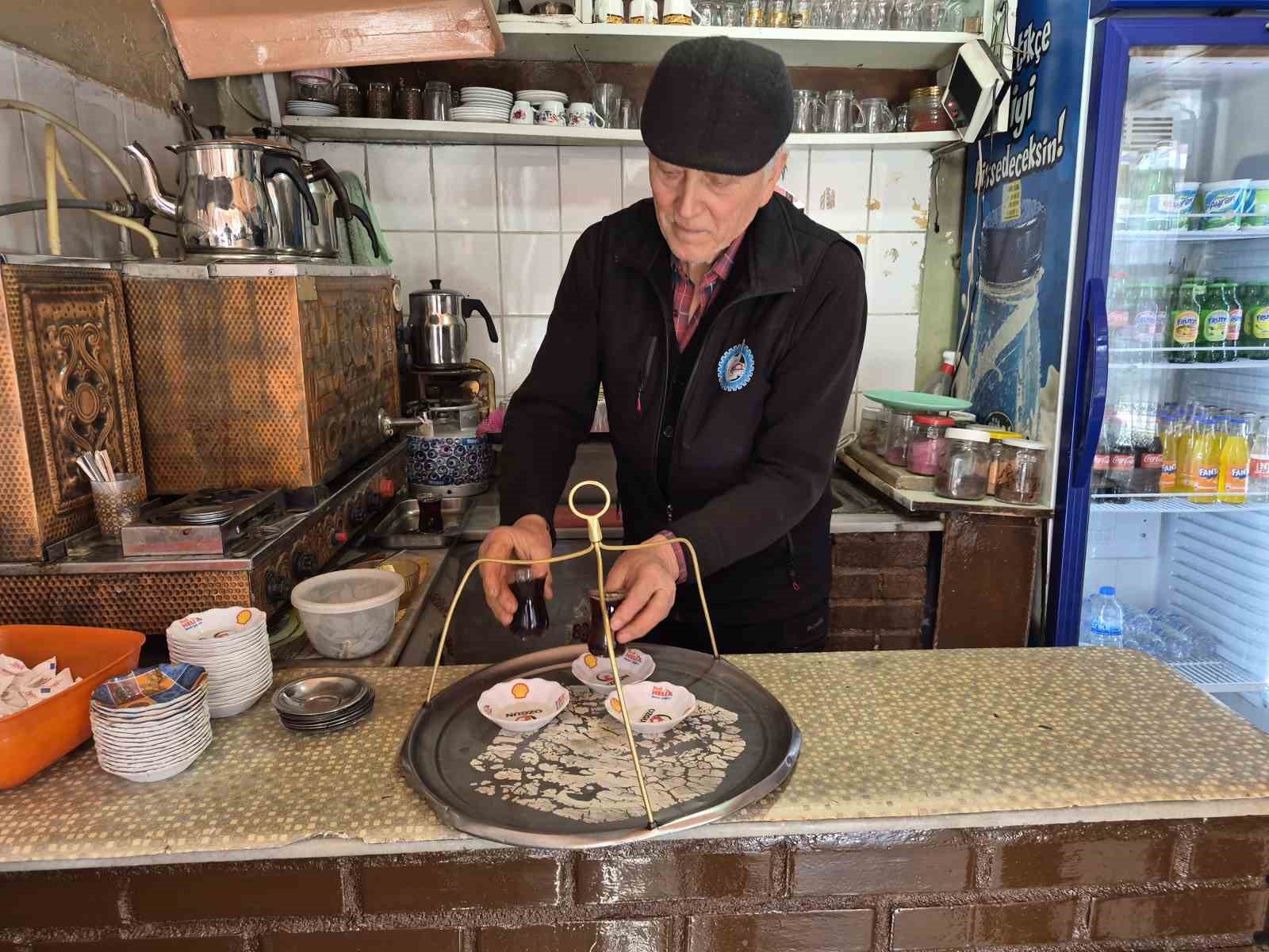 Eskişehir’de 44 senedir çaycı olan esnafın ilginç çalışma yöntemi
