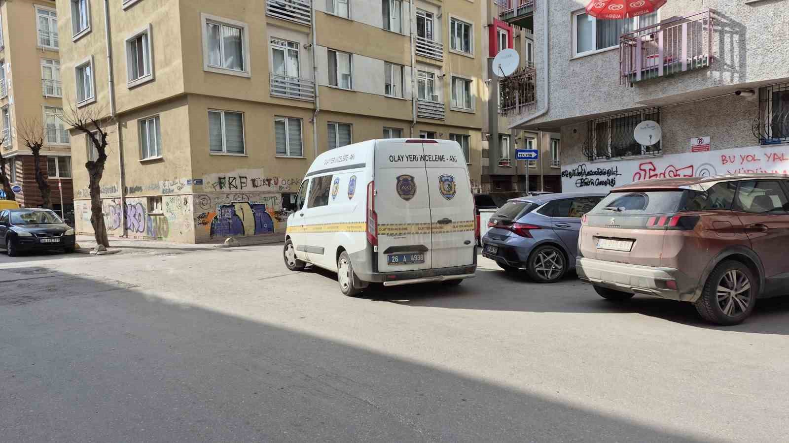 Eskişehir’de 4’üncü kattan düşen öğrenci ağır yaralandı
