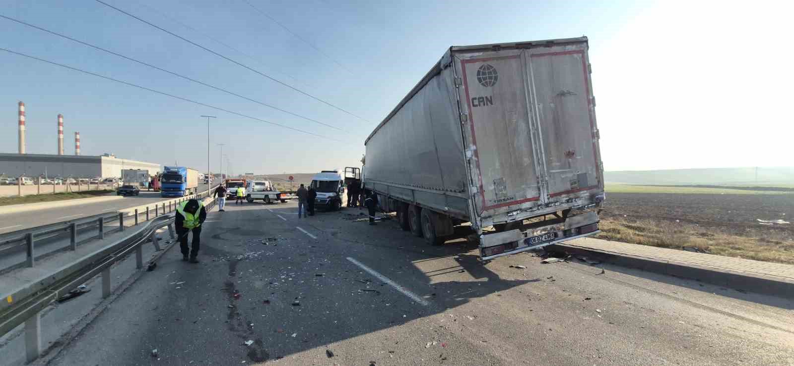 Eskişehir’de 5 aracın karıştığı zincirleme kazada 12 kişi yaralandı
