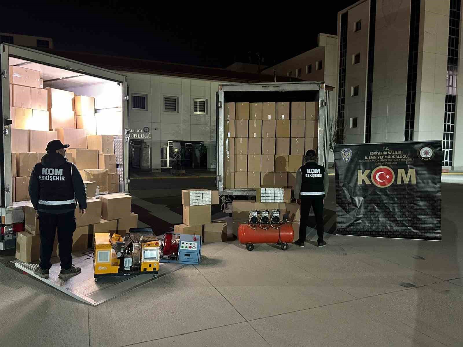 Eskişehir’de 5 milyon 800 bin makaron ve kilolarca kaçak tütün ele geçirildi

