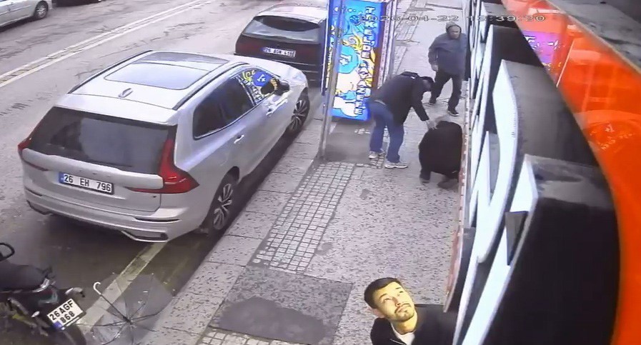 Eskişehir’de adamın üzerine camın düşme anına ait görüntüleri ortaya çıktı
