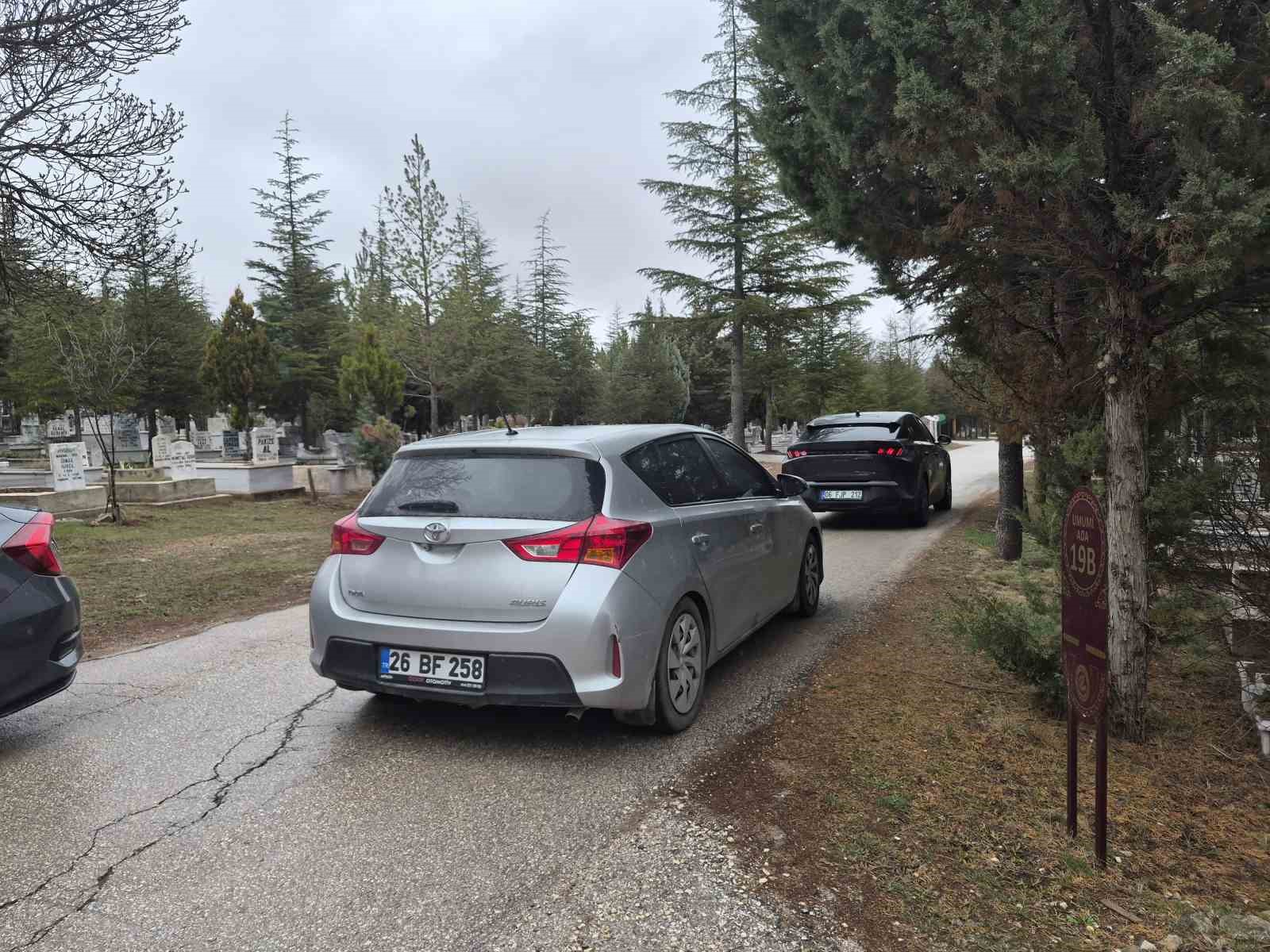 Eskişehir’de Arefe gününde Asri Mezarlık’ta yoğunluk yaşandı
