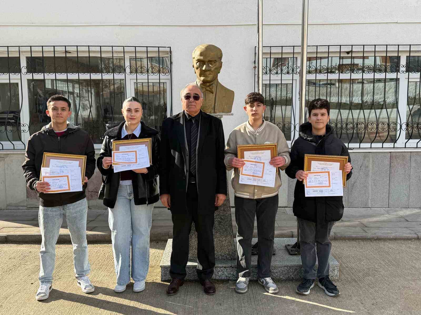Eskişehir’de başarı altınla ödüllendirildi
Eskişehir’de başarı altınla ödüllendirildi