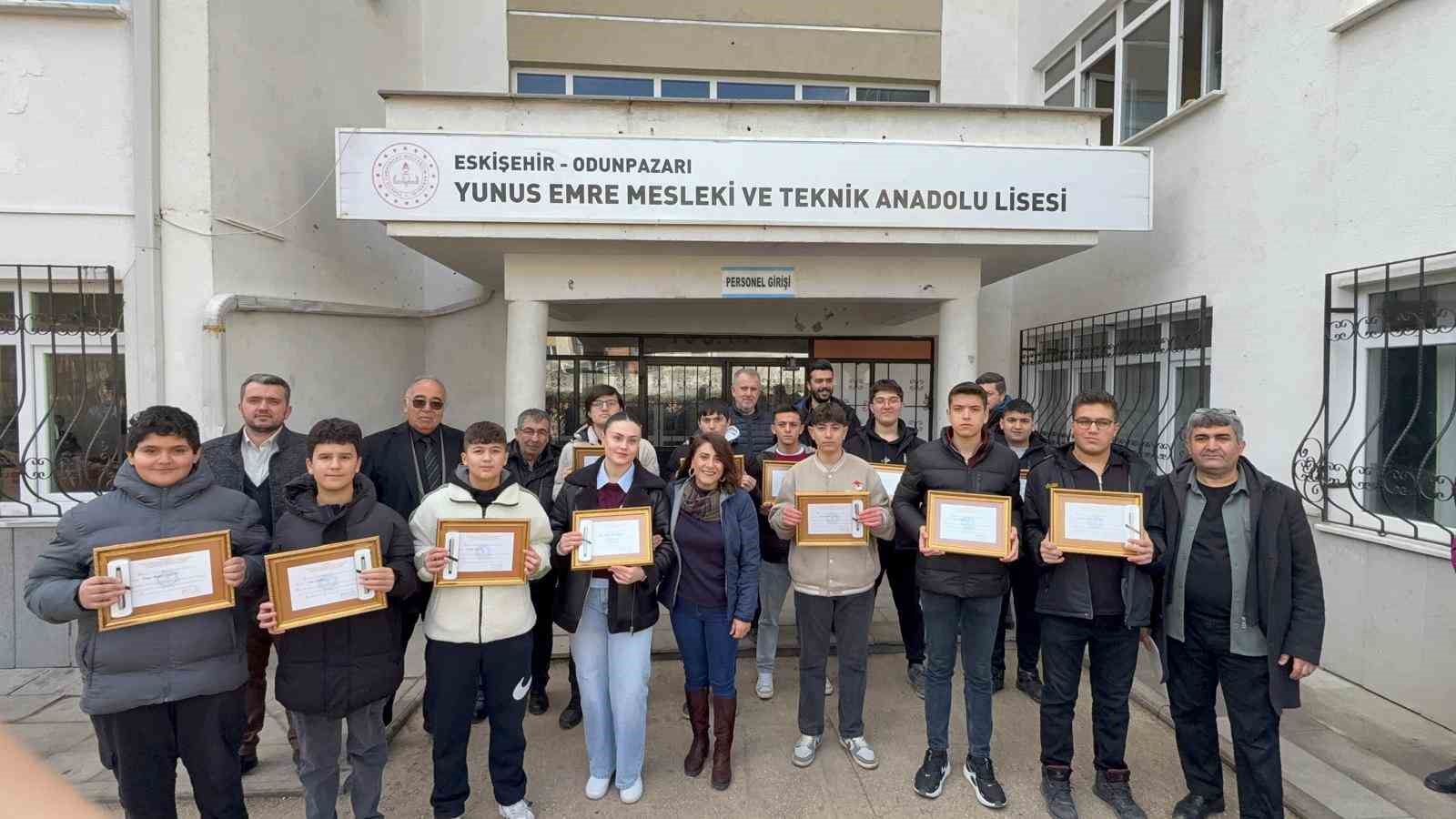 Eskişehir’de başarı altınla ödüllendirildi
Eskişehir’de başarı altınla ödüllendirildi