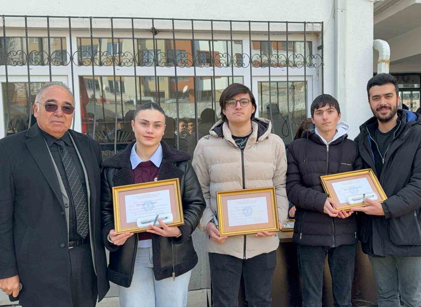 Eskişehir’de başarı altınla ödüllendirildi
Eskişehir’de başarı altınla ödüllendirildi