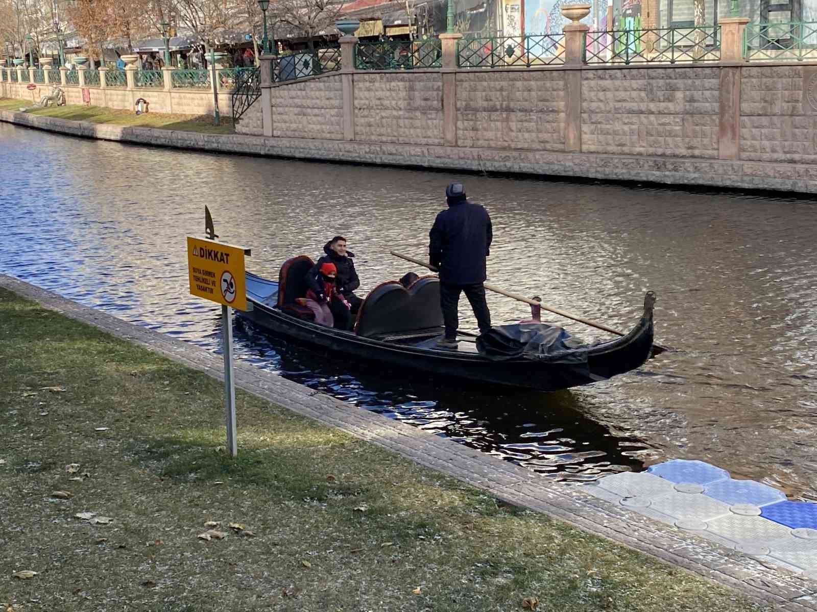 Eskişehir’de dondurucu soğuğa rağmen gondol seferleri devam ediyor
