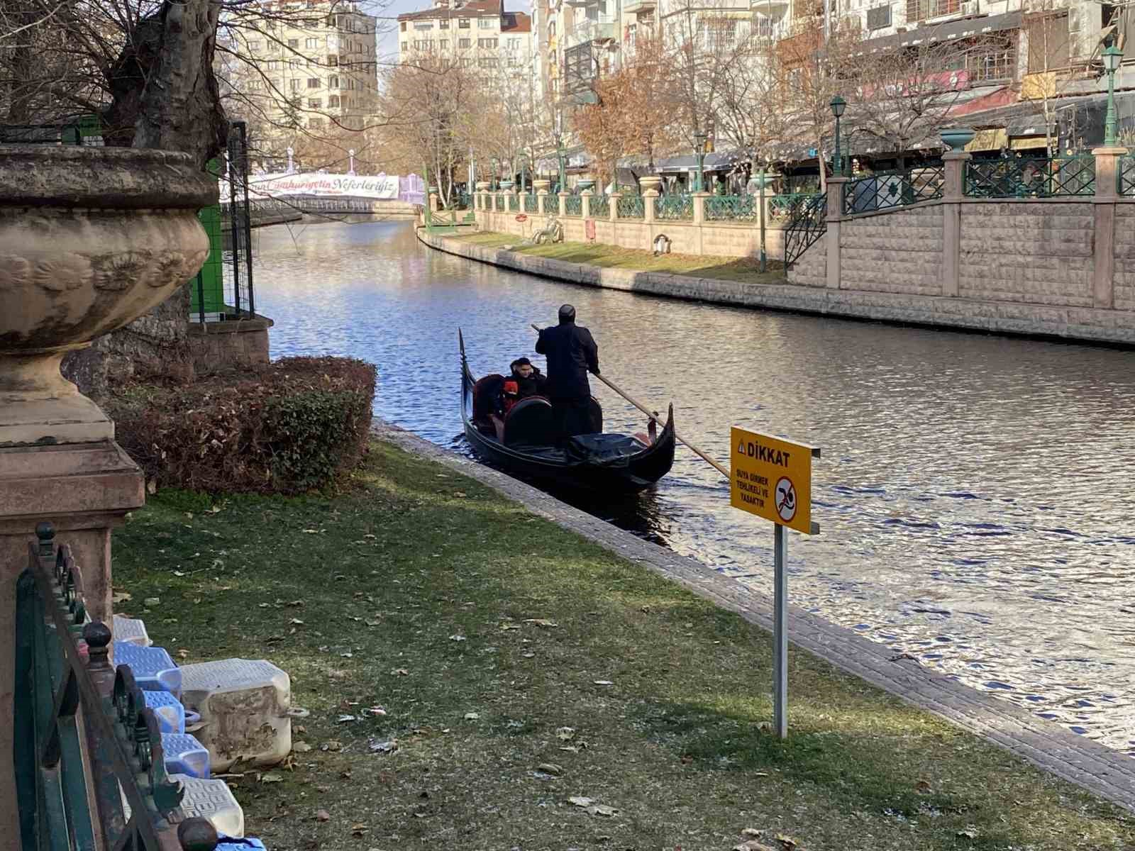 Eskişehir’de dondurucu soğuğa rağmen gondol seferleri devam ediyor
