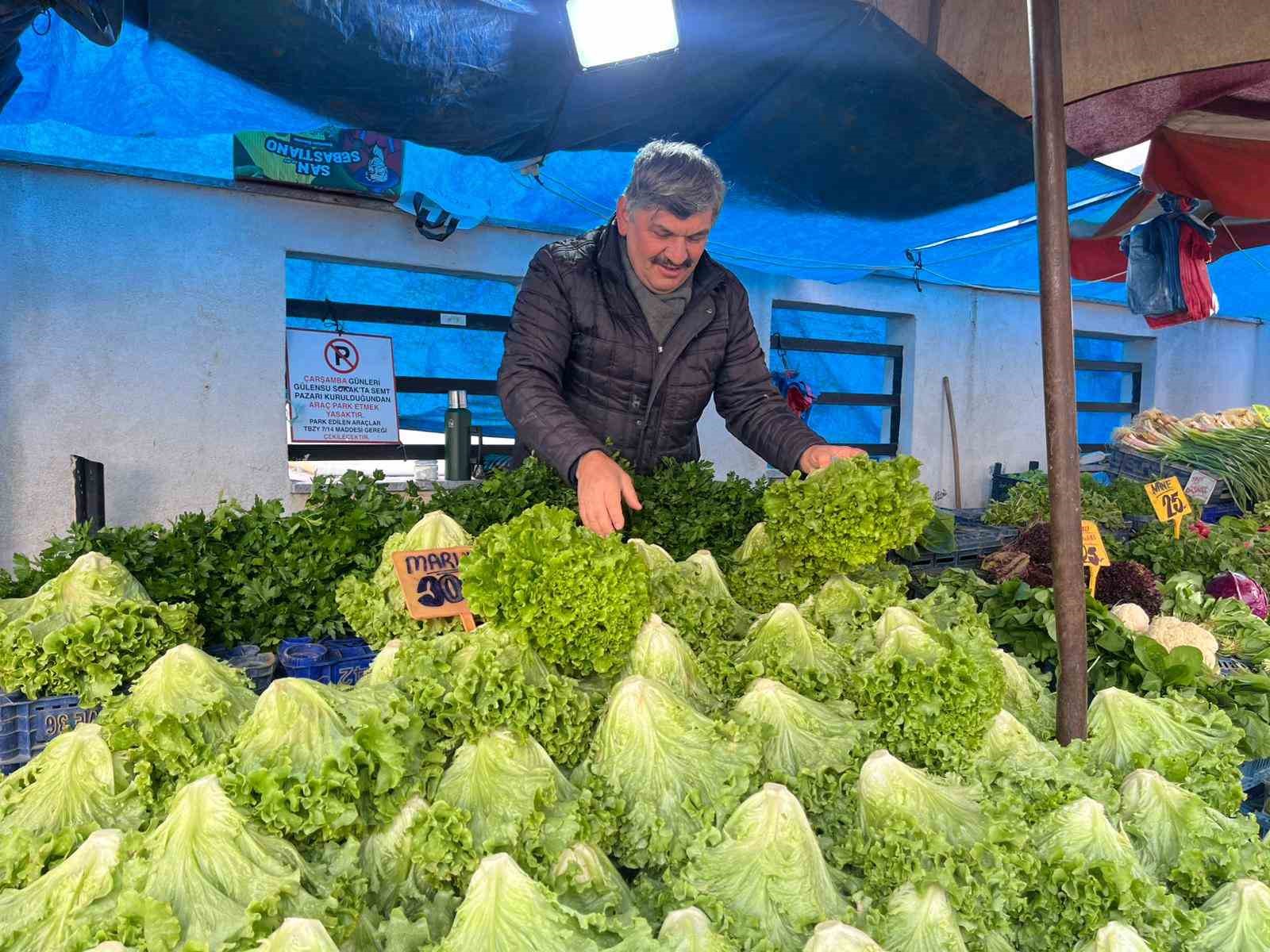 Eskişehir’de dondurucu soğuklar ve sel pazarda etiketleri vurdu
