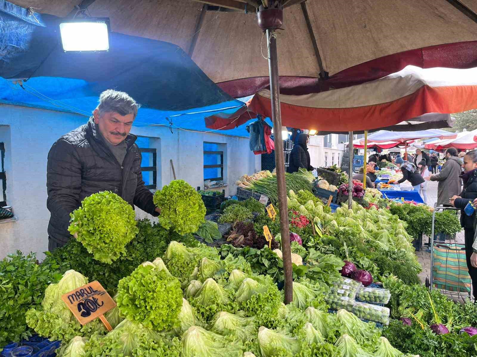 Eskişehir’de dondurucu soğuklar ve sel pazarda etiketleri vurdu
