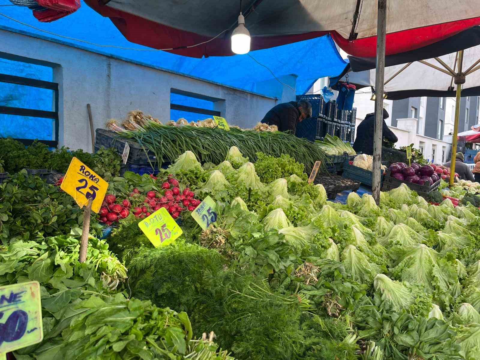 Eskişehir’de dondurucu soğuklar ve sel pazarda etiketleri vurdu
