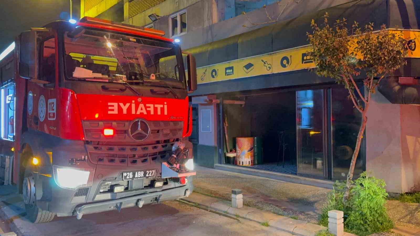 Eskişehir’de eğlence mekanında yangın: Müşteriler kendini dışarı attı
