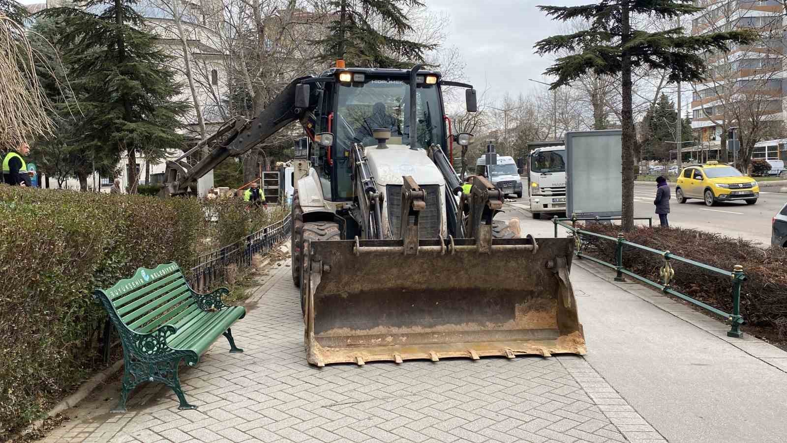 Eskişehir’de fırtına sebebiyle ağaçlar devrildi
Eskişehir’de fırtına sebebiyle ağaçlar devrildi