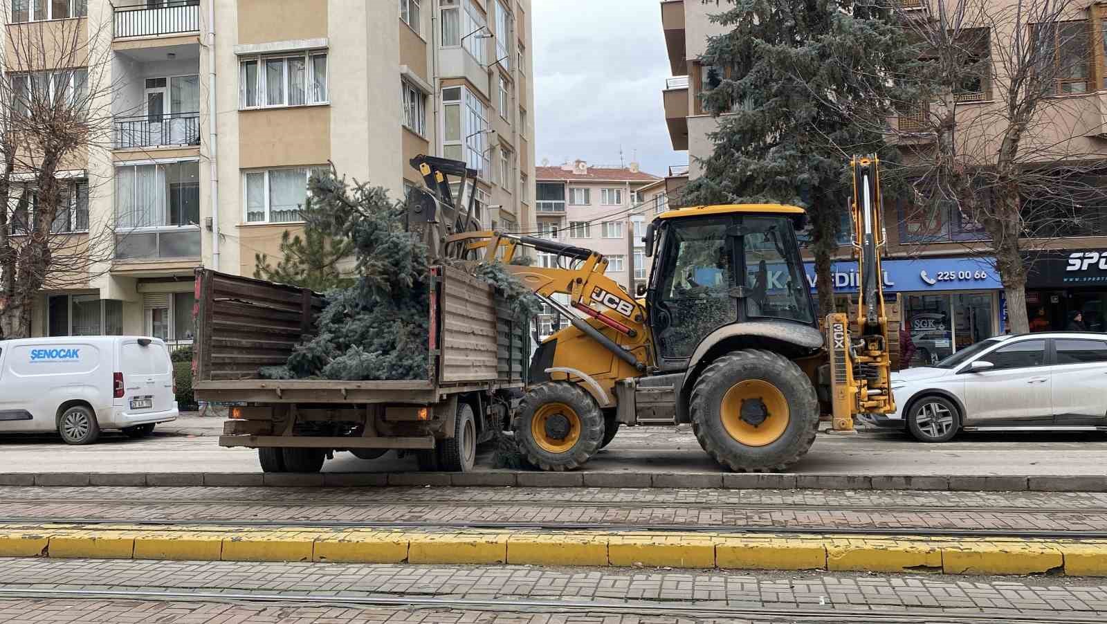 Eskişehir’de fırtına sebebiyle ağaçlar devrildi
Eskişehir’de fırtına sebebiyle ağaçlar devrildi