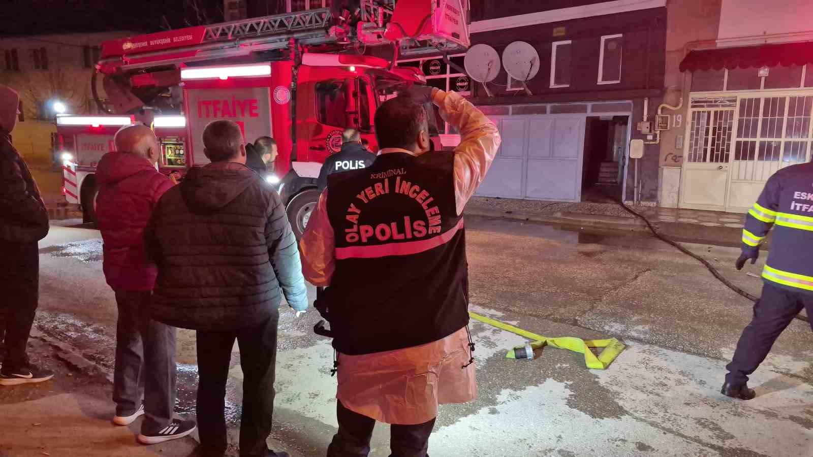 Eskişehir’de gece yangın paniği: 1’i bebek 3 yaralı
