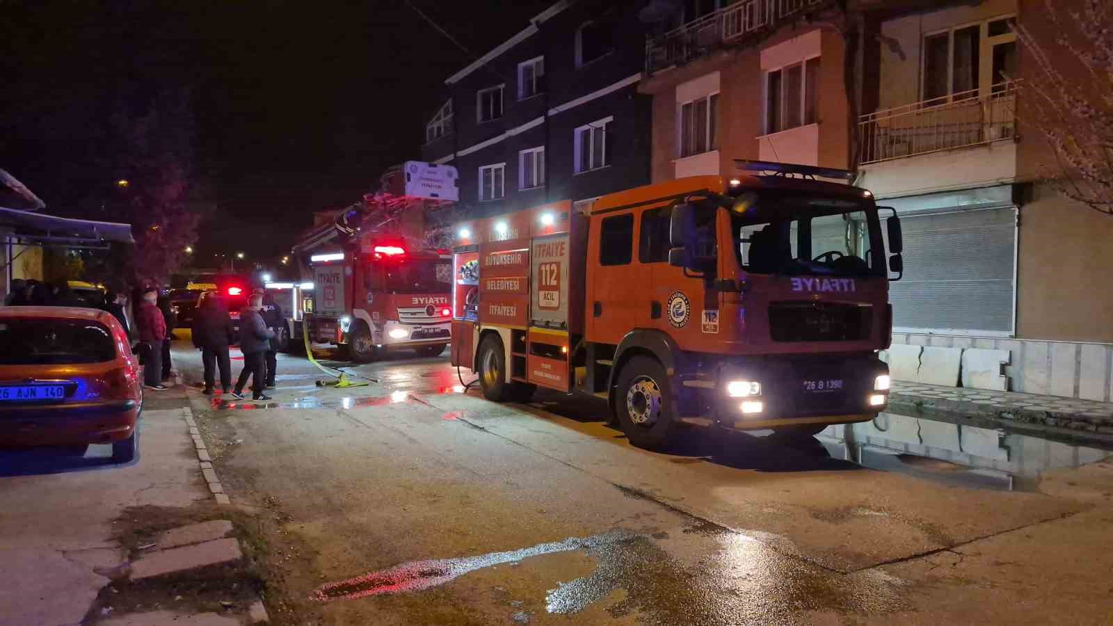 Eskişehir’de gece yangın paniği: 1’i bebek 3 yaralı
