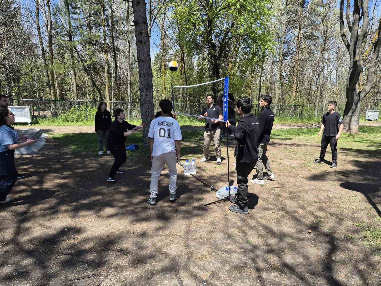 Eskişehir’de gençler doğa ve tarih gezisinin ardından mangalda buluştu
