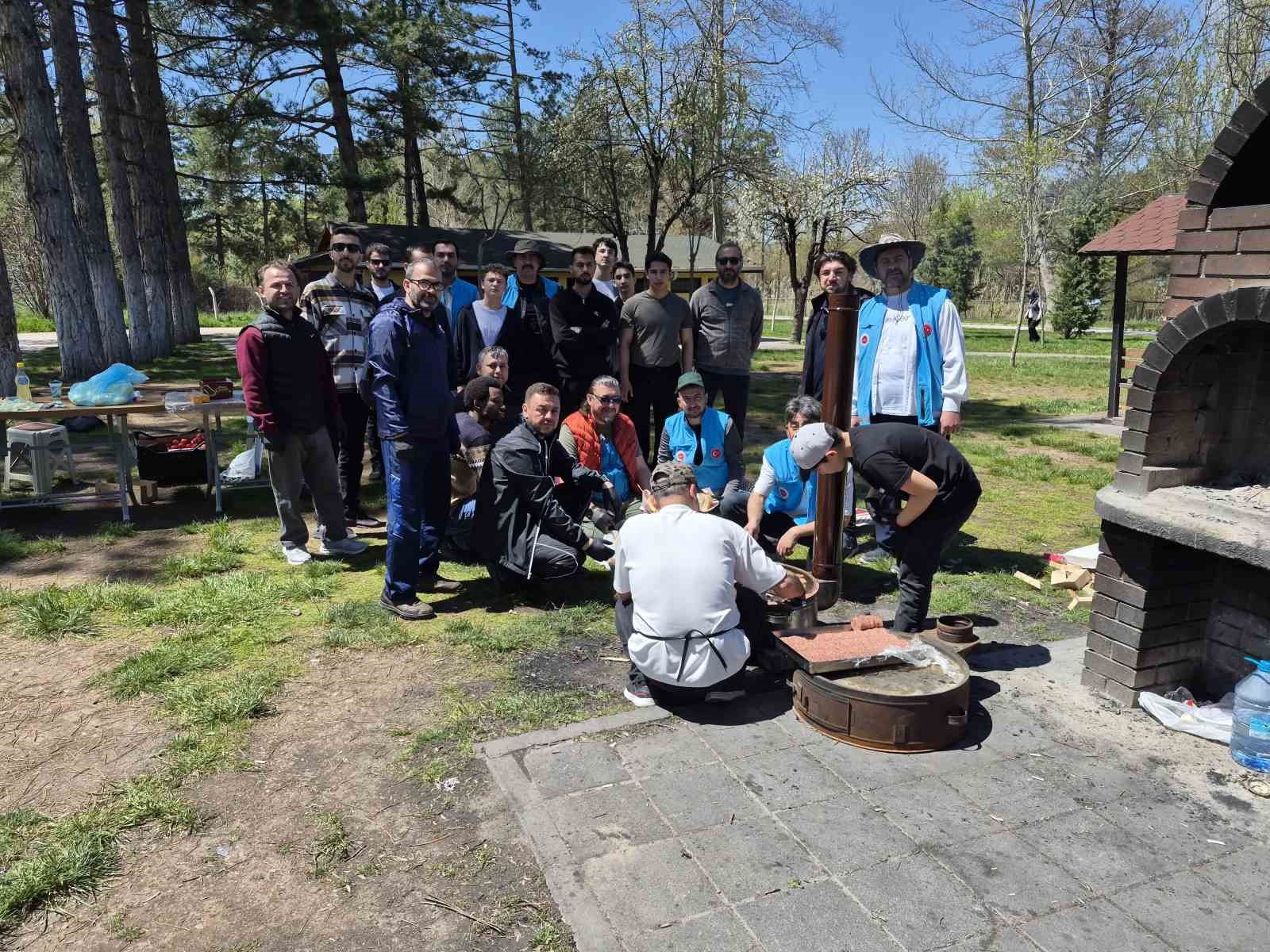 Eskişehir’de gençler doğa ve tarih gezisinin ardından mangalda buluştu

