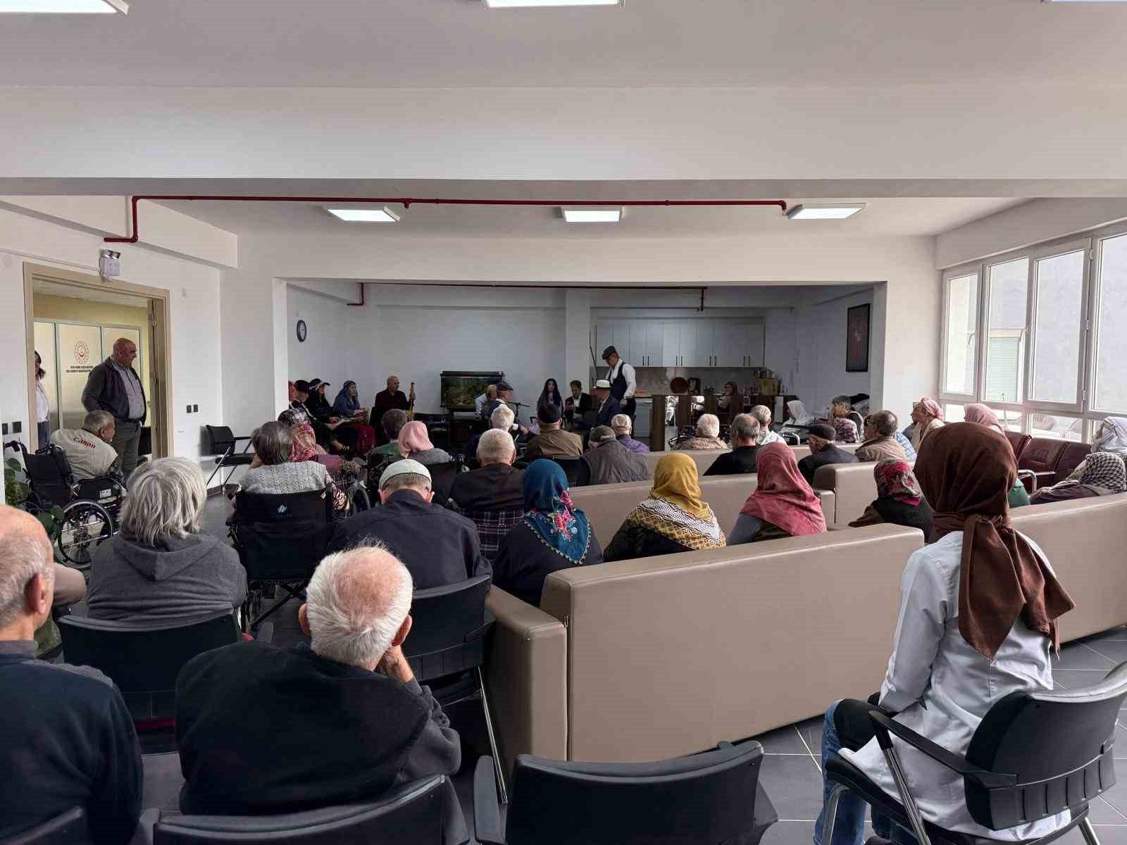 Eskişehir’de huzurevi sakinleri için tiyatro gösterisi düzenlendi
