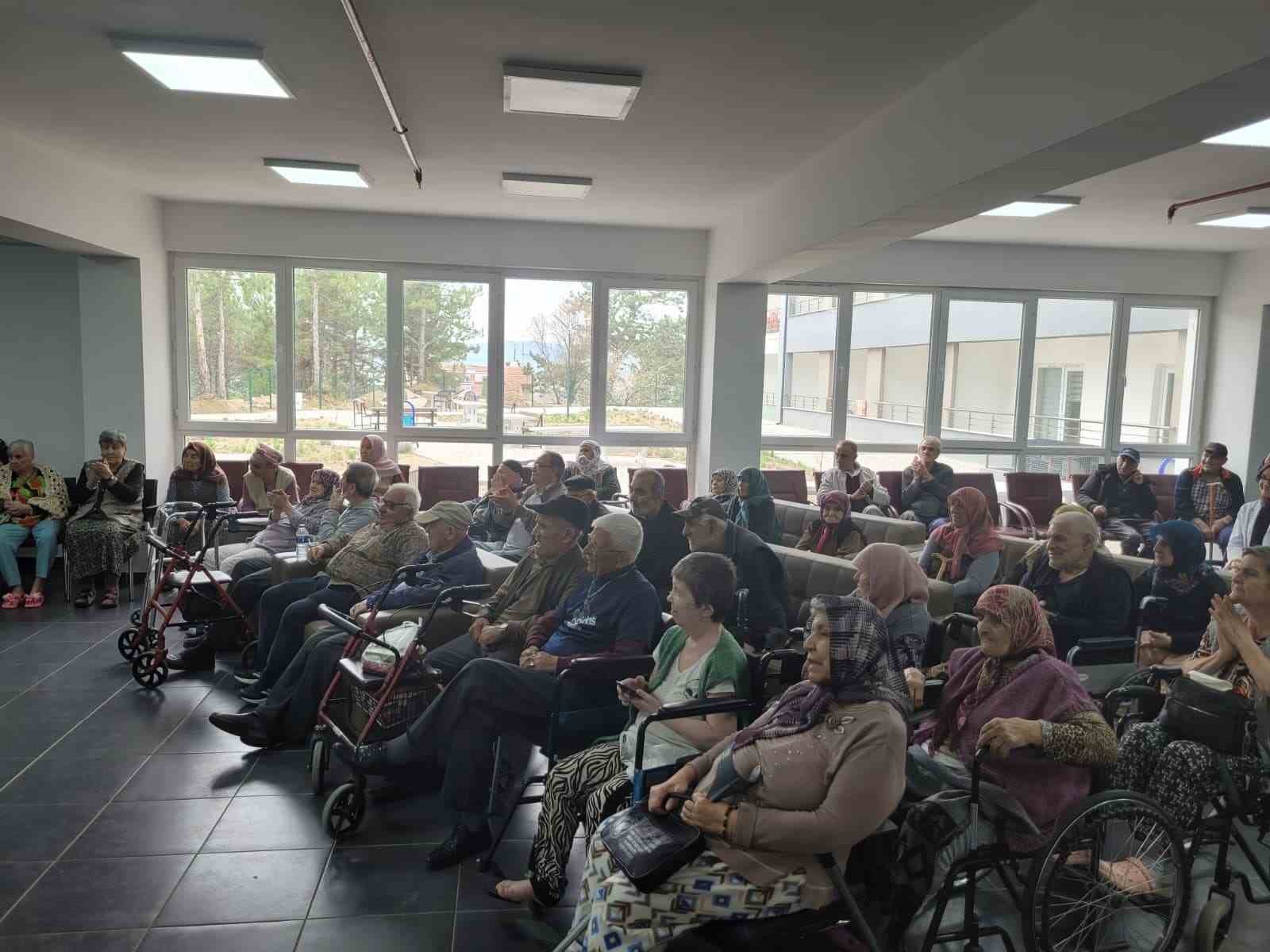 Eskişehir’de huzurevi sakinleri için tiyatro gösterisi düzenlendi

